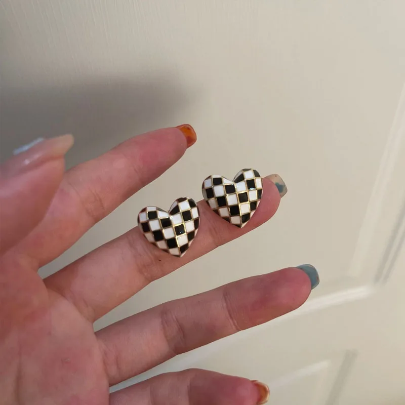 

2021 Autumn New Retro Fashion Personality Simple Black White Checkerboard Geometric Love Heart Earrings for Women Jewelry