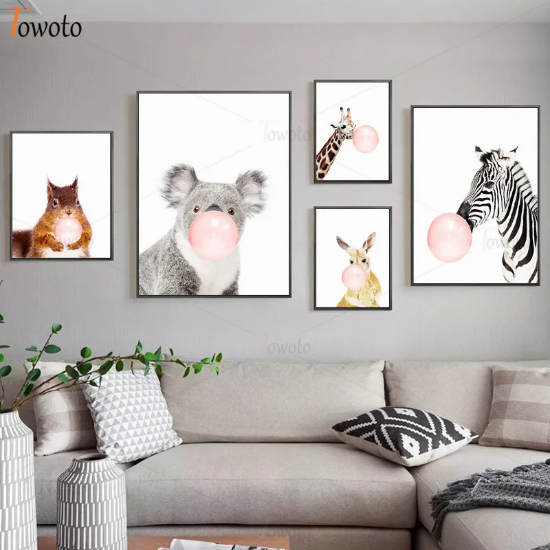 Картина для детской стены с изображением животных розового цвета жирафа кенгуру