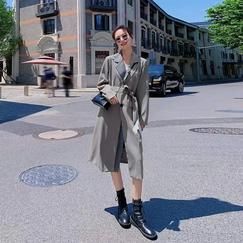 Ветровка женская клетчатая средней длины модный приталенный плащ в клетку