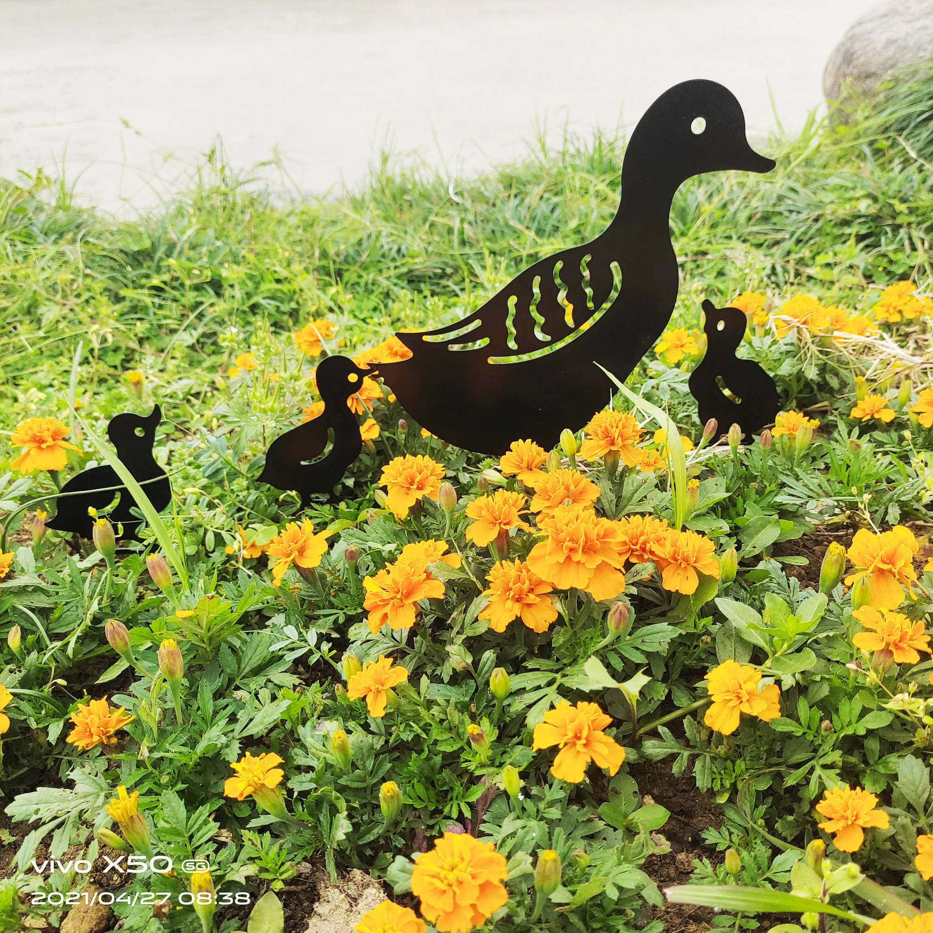

Wrought Iron Duck Garden Decoration Creative Hollow Vintage Statue Family Grass Ornaments