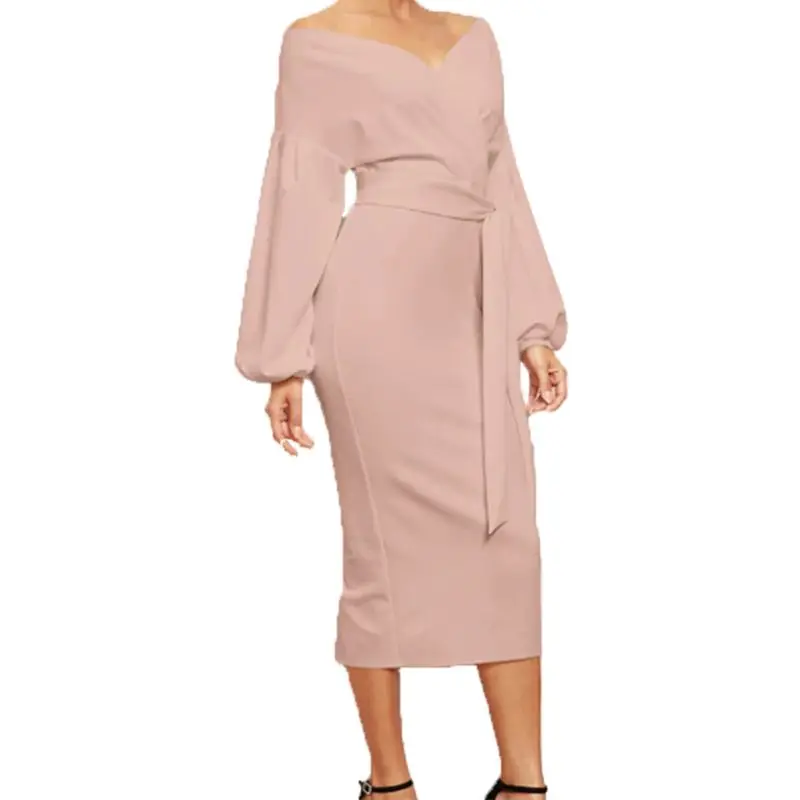 Женское облегающее платье миди с пышными рукавами открытыми плечами и поясом