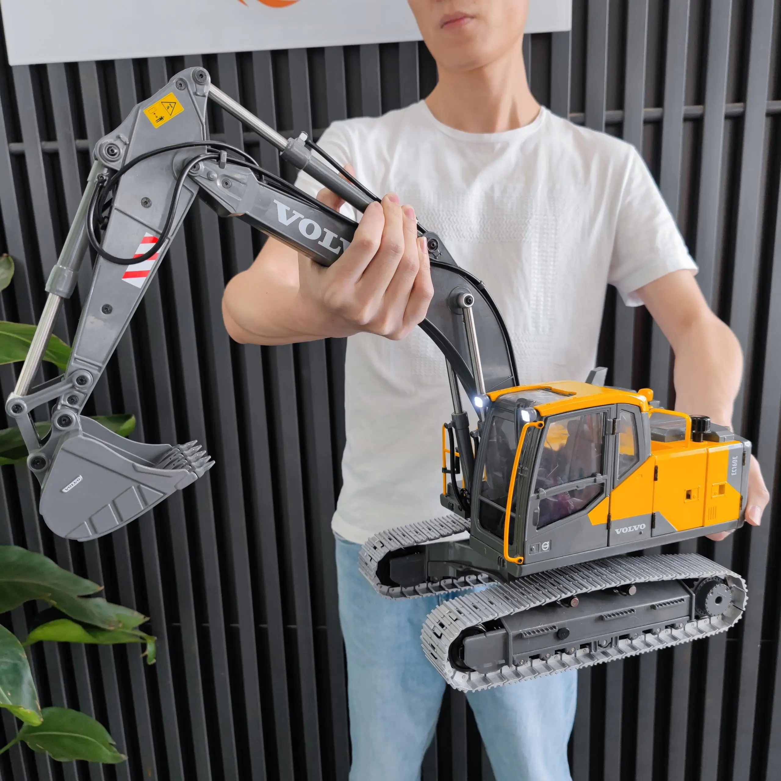 

VOLVO New Arrival E010 1:14 RC Excavator 2.4G Remote Control Dump Truck Track Engineering Toy Vehicle Model For Boys