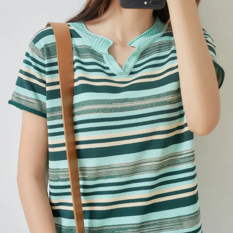 Женская футболка контрастного цвета в радужную полоску с коротким рукавом