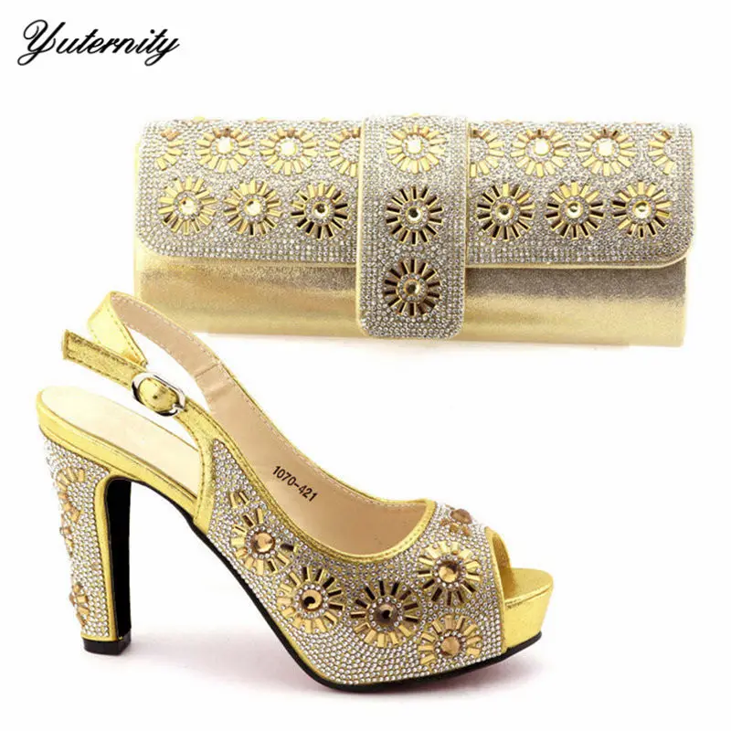 Комплект из туфель и сумочки высокого качества красного цвета с открытым носком