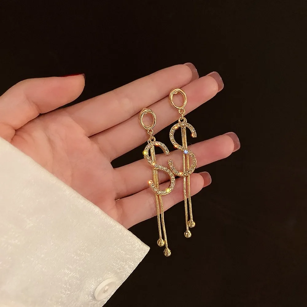 

Korean Trendy Simple Letter Shiny Crystal Gold Pendant Earrings for Woman Fashionable Statement Earrings New Jewelry Accessories
