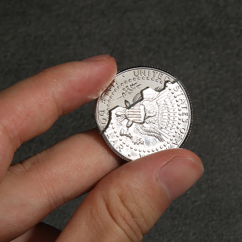 Кусающая монета половина доллара Волшебная в пивной бутылке две складные монеты