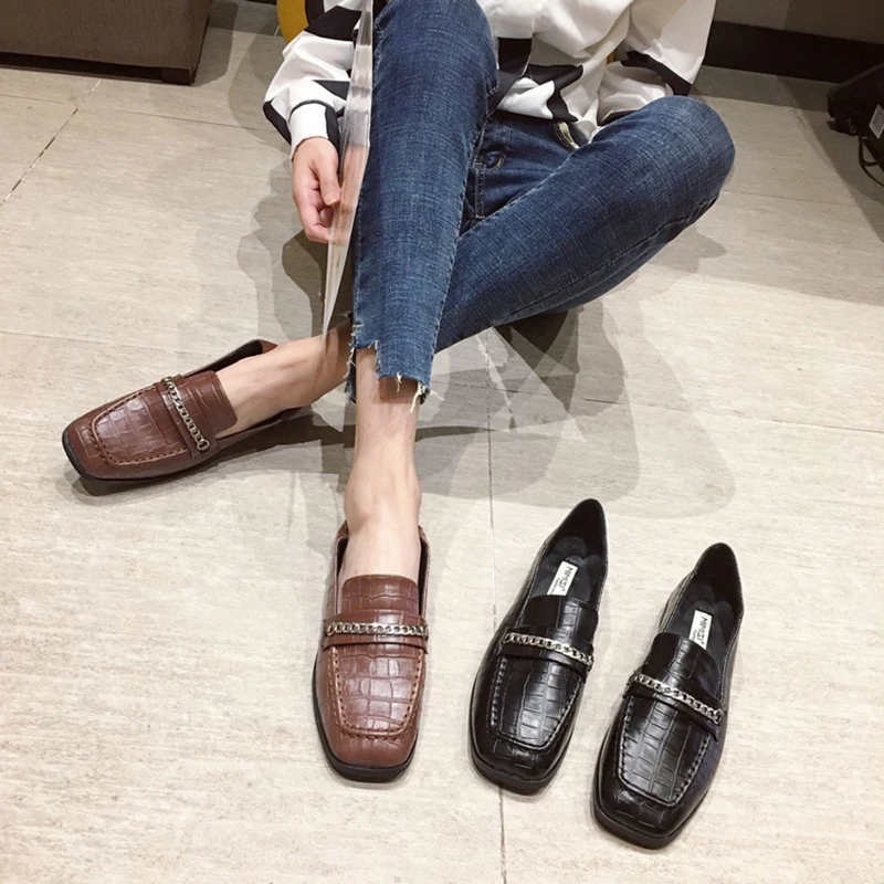 Женские туфли в римском стиле с металлическими цепочками на плоской подошве