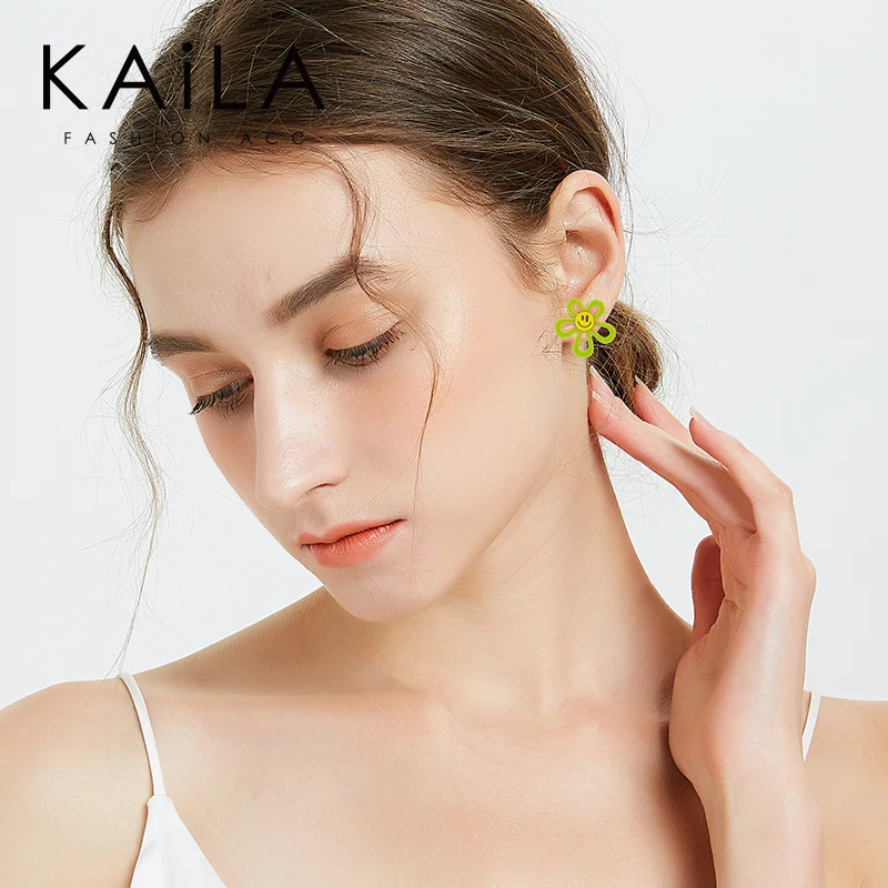 

Smiling flower earrings female 2021 new spring/summer tide temperament high-quality French online celebrity fun earrings silver