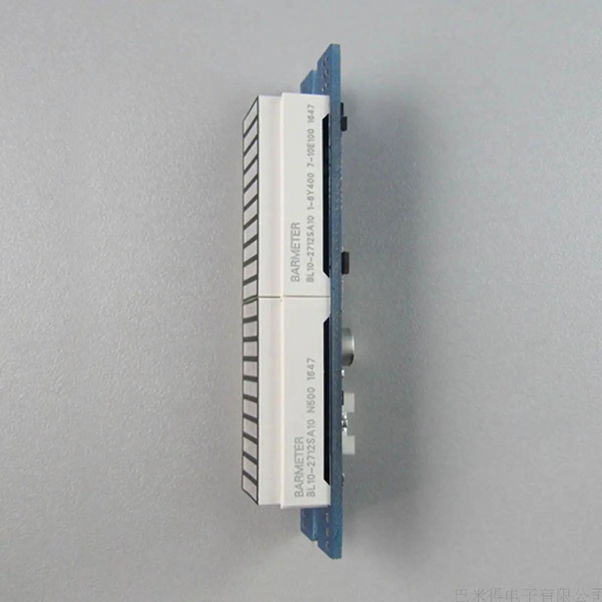 20 сегментное табло с зеленым индикатором используется для громкости стереозвука