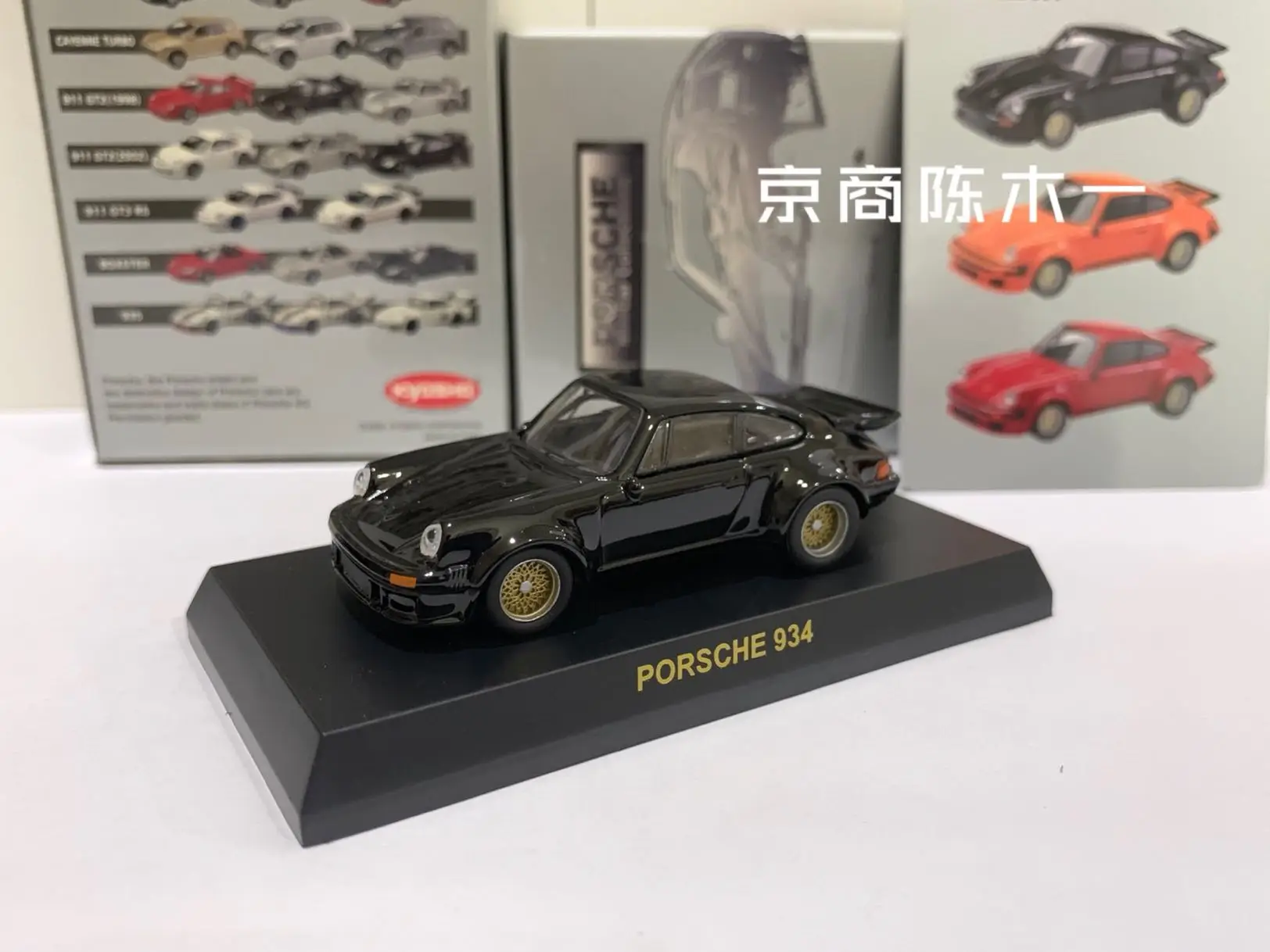 

Модель гоночной тележки KYOSHO 1/64 Porsche 934 из литого литья под давлением
