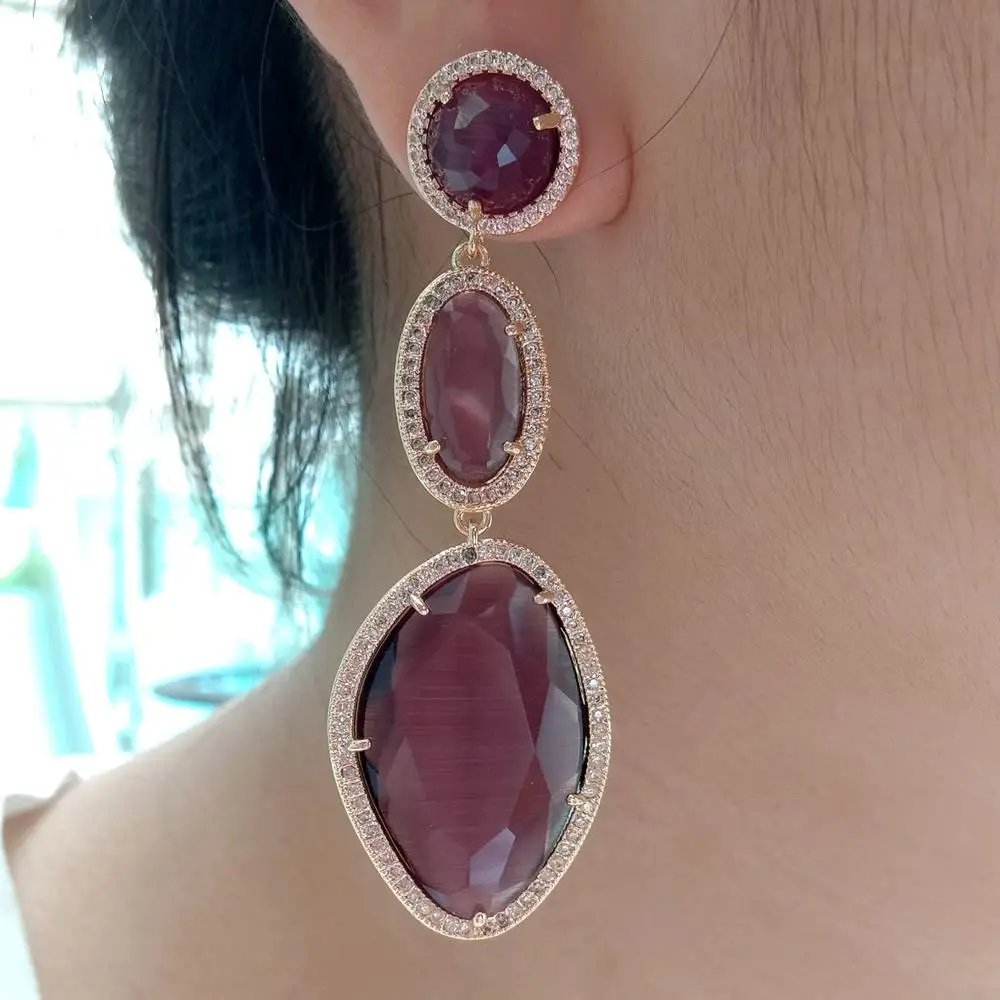 Фиолетовые серьги-гвоздики с кошачьим глазом и фианитами желтого золота