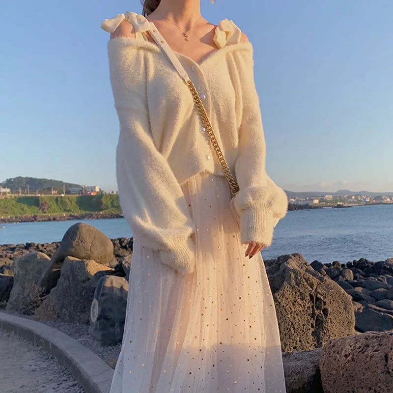 

Женский трикотажный свитер с рукавами-фонариками, с открытыми плечами