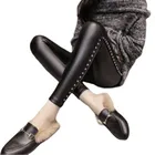 Женские леггинсы из ПУ кожи YGYEEG, зимние теплые тонкие флисовые брюки с эластичным поясом, бархатные облегающие брюки с черными боковыми заклепками
