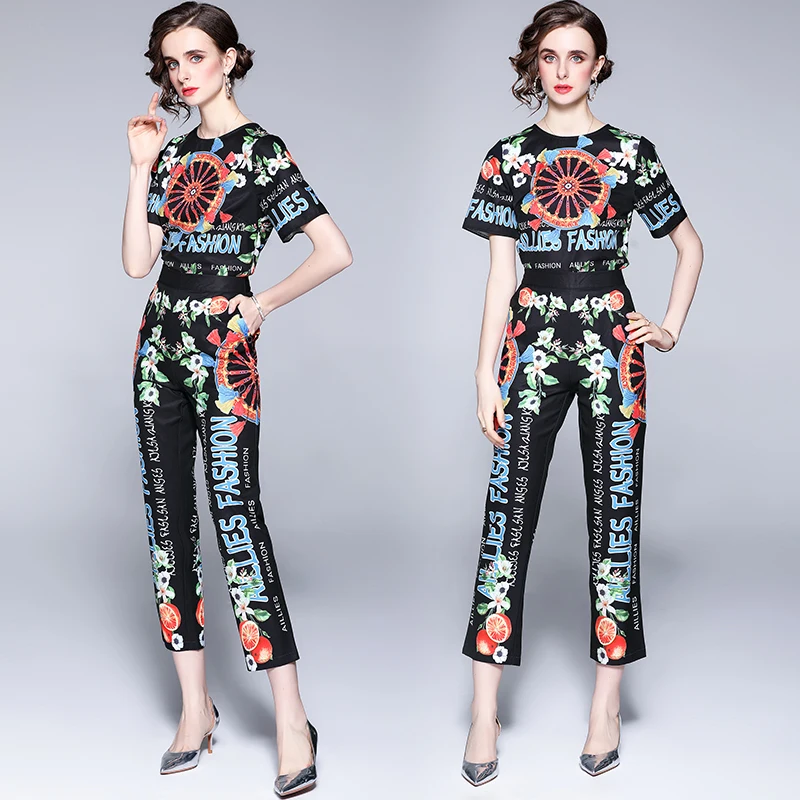 Женский модельный костюм из двух предметов блузка с коротким рукавом и круглым