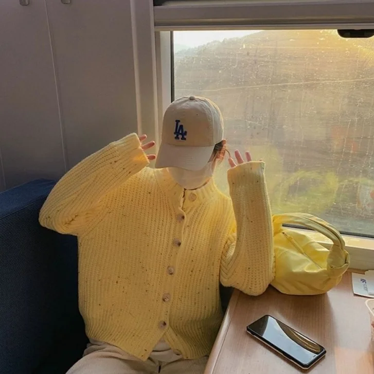 

Мягкий молочно-голубой свитер женский на весну и осень свободный и без одежды