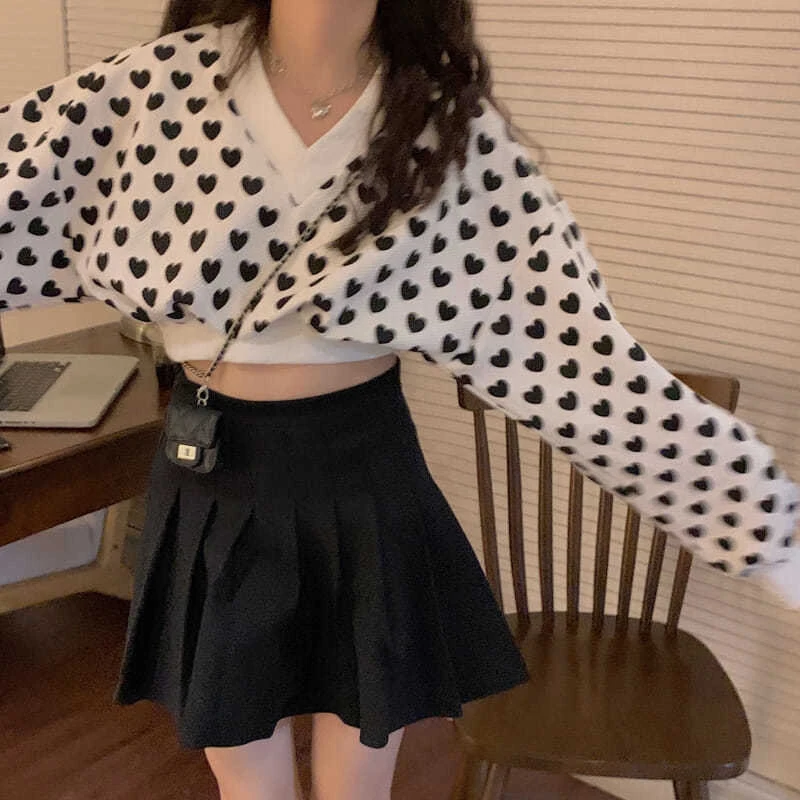 

2022 Spring Women Cropped Long Sleeve T Shirts Korean Fashion Love Graphic V-neck All-match Oversized Pullovers White Streetwear