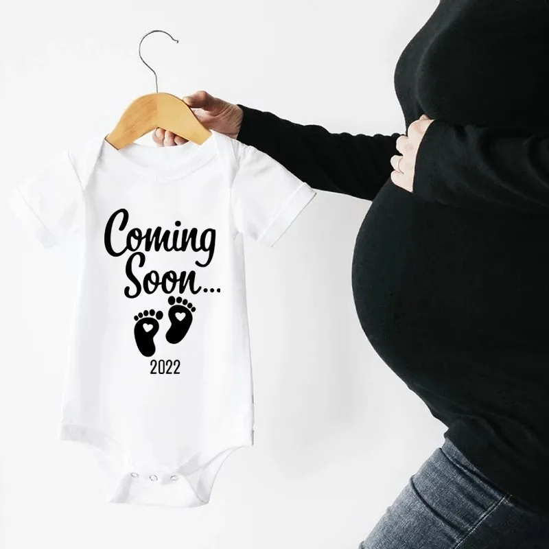 

Baby Coming Soon 2022 Baby Rompers Clothes Pregnancy Announcement Bodysuits Cotton Newborn Body Baby Onesies New Dad Gift