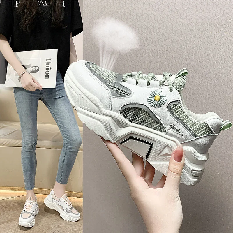 Женские кроссовки на массивной подошве белые сетчатые с вышивкой увеличивающие