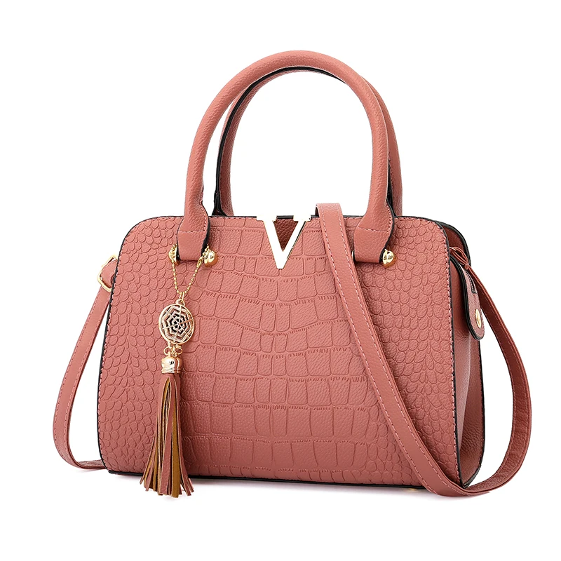 Для женщин из крокодиловой кожи Tote V Letters Tassel Дизайнерские Сумки Роскошные качественные сумки через плечо с бахромой сумка-мессенджер - Цвет: Розовый