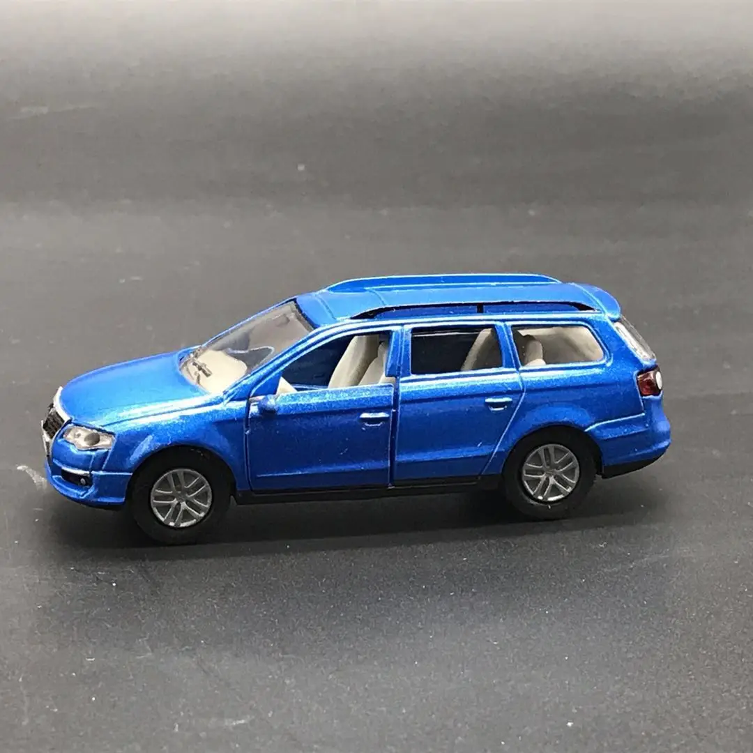 

Классический синий! Модель автомобиля Volkswagen Passat универсал из сплава длиной около 9 см
