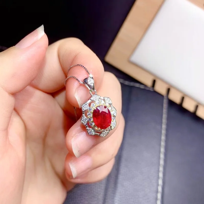 

Кулон из серебра 925 пробы с натуральным красным Рубином 7 Х9 мм