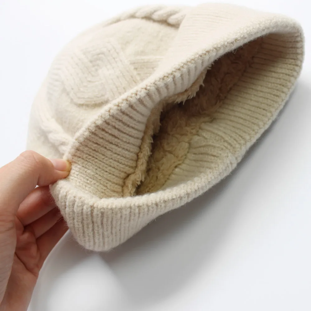 Вязаные шапочки зимнее плетеное изделие с изображением Джокера однотонный цвет