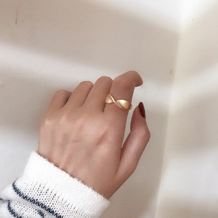 Женское кольцо с открытым кольцом элегантное простое металлическое эффектом