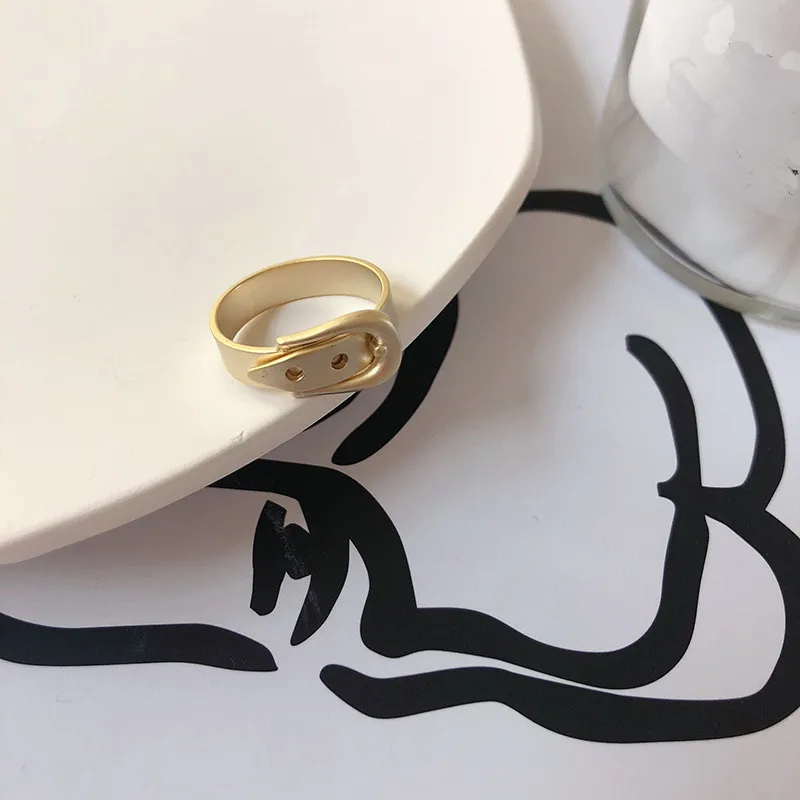Кольца на палец с креативным металлическим ремнем золотого цвета для женщин