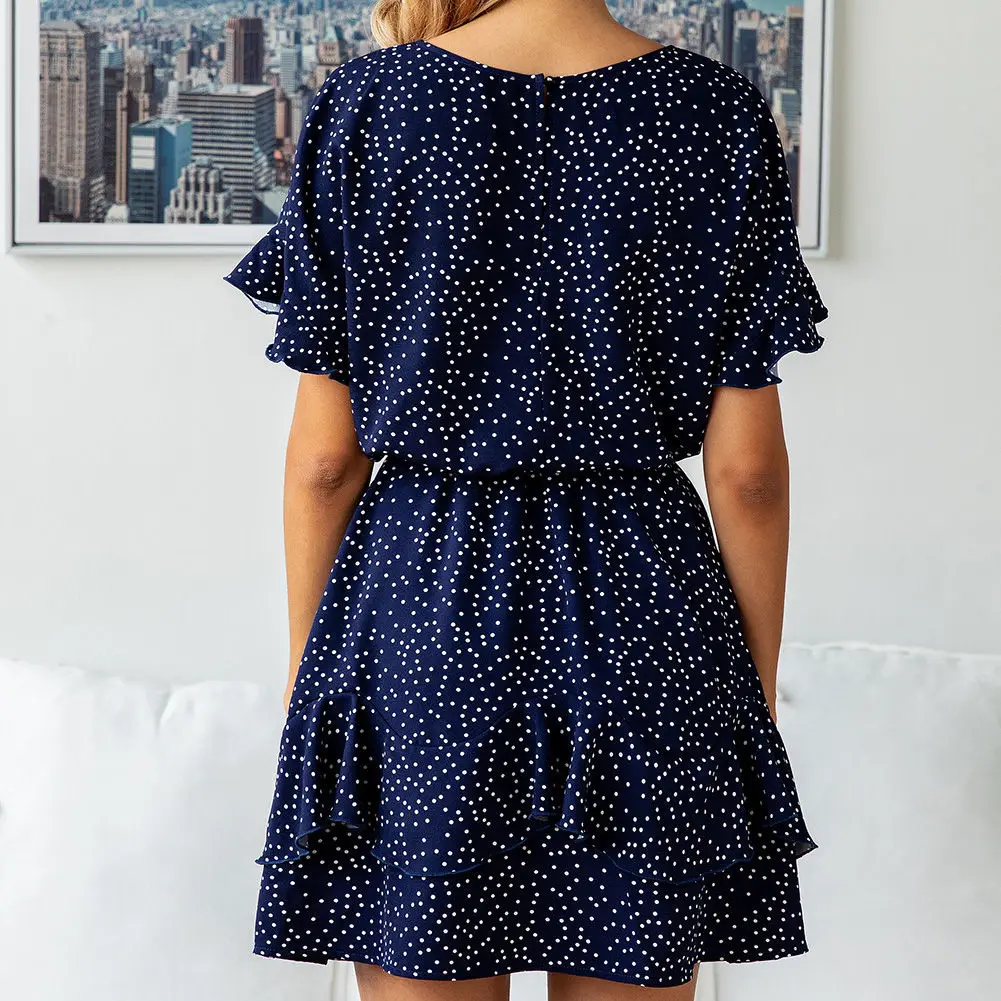 Женское богемное мини платье в горошек с рюшами и круглым вырезом коротким