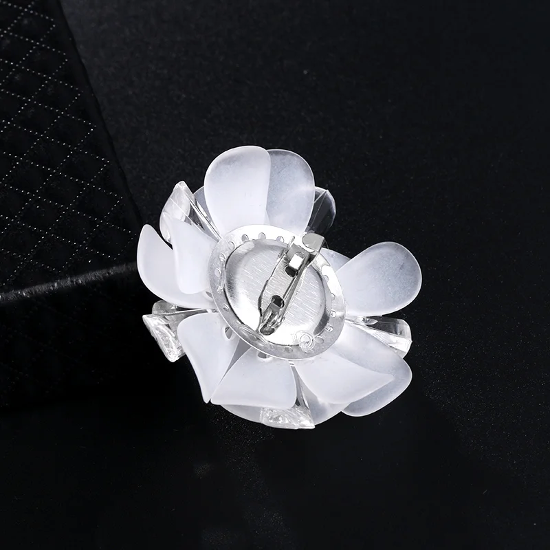 MIEG Brand Assorted Kinds of White Flower Plastic Brooch Pins For Suit Dress | Украшения и аксессуары