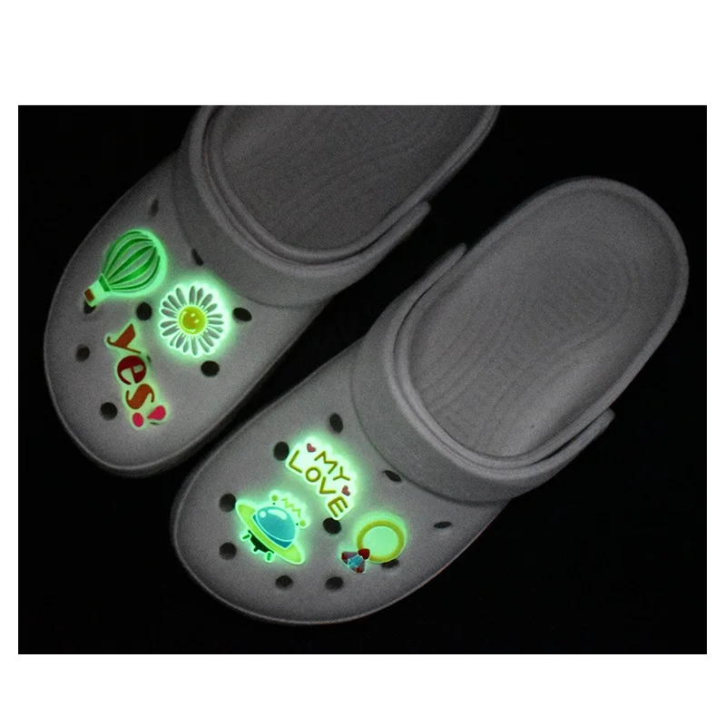 

100 шт./лот Светящиеся в темноте Подвески Croc JIBZ из ПВХ Светящиеся Аксессуары Украшение плохой Кролик для гвоздики JIBZ пуговицы очаровательный ...