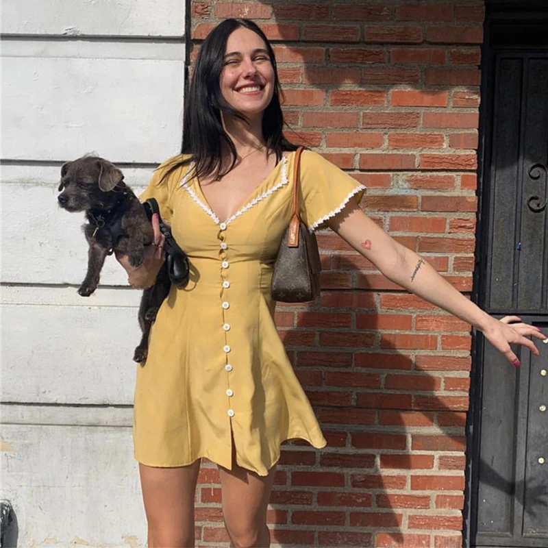 Женское кружевное мини платье на пуговицах летнее облегающее с V образным