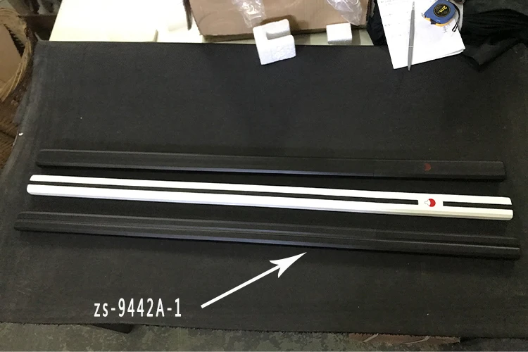ZS-9442A-1 Реальный KATANA Косплей мечи из углеродистой стали у героя мультфильма Саскэ Утиха меч для героя аниме «Наруто hotage тему аниме покрытие с чёрным лезвием, белый/черный Сая - Цвет: ZS-9442A-1