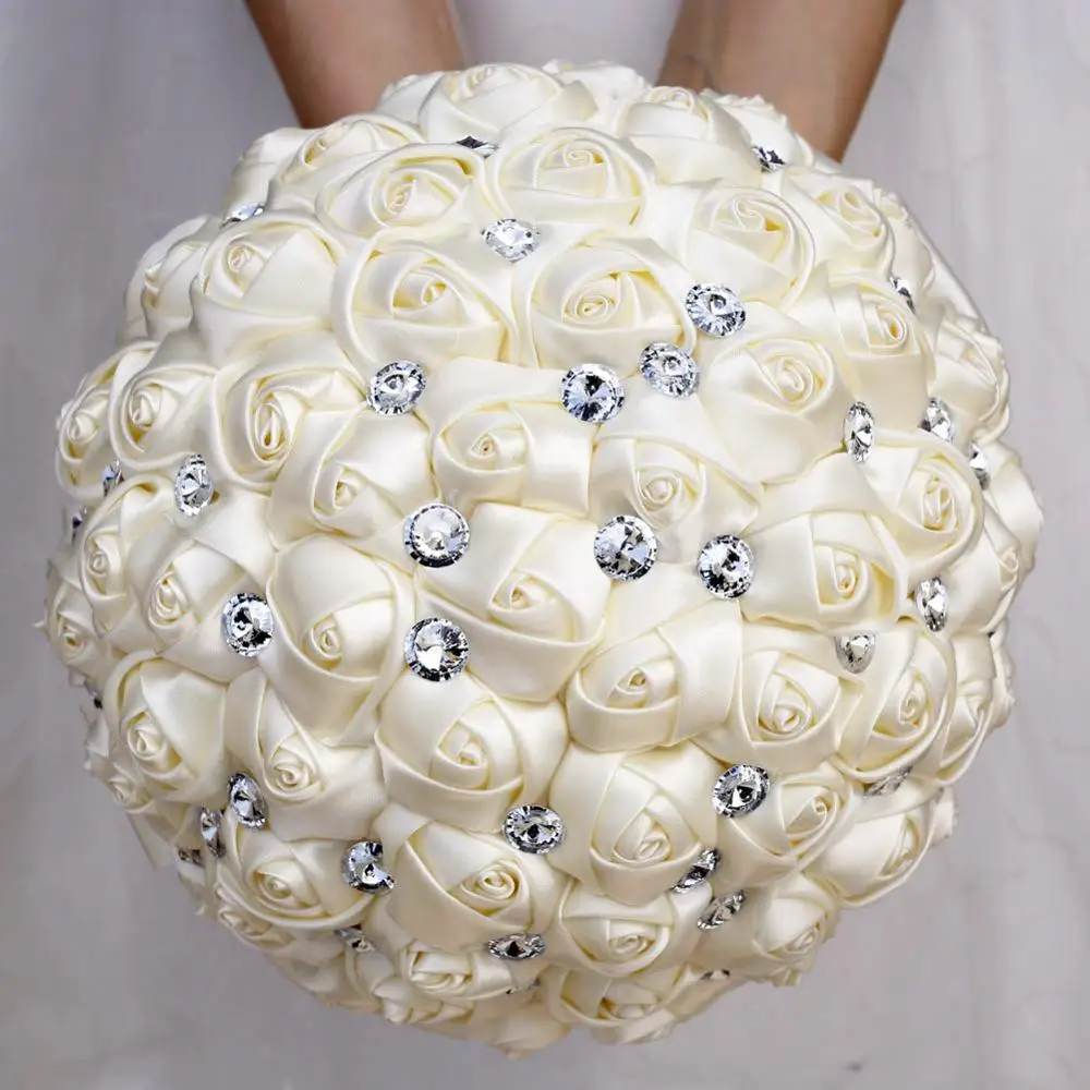 Букет из белых атласных роз свадебный букет с бриллиантами ярко-синяя лента