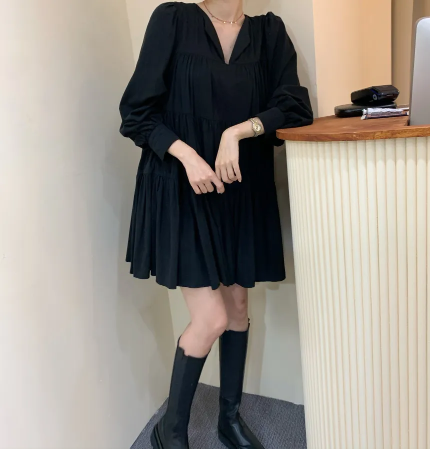 

2021 Spring Lantern Sleeve Solid Color Dress V-Neck Pleated Design Loose Young Style Casual Short Dress Female
