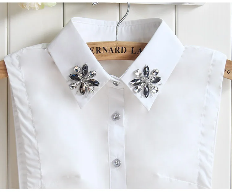 Женская блузка с искусственным воротником украшенная серебристыми бусинами