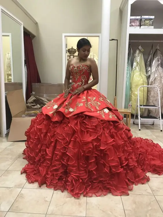 Темно-бордовый бальное платье без бретелек Quinceanera расшитое золотистым кружевом с
