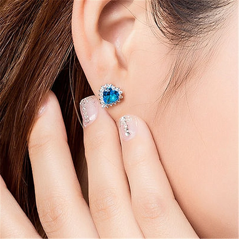 Серьги-гвоздики женские из серебра 925 пробы в форме сердца с сапфиром и цирконием