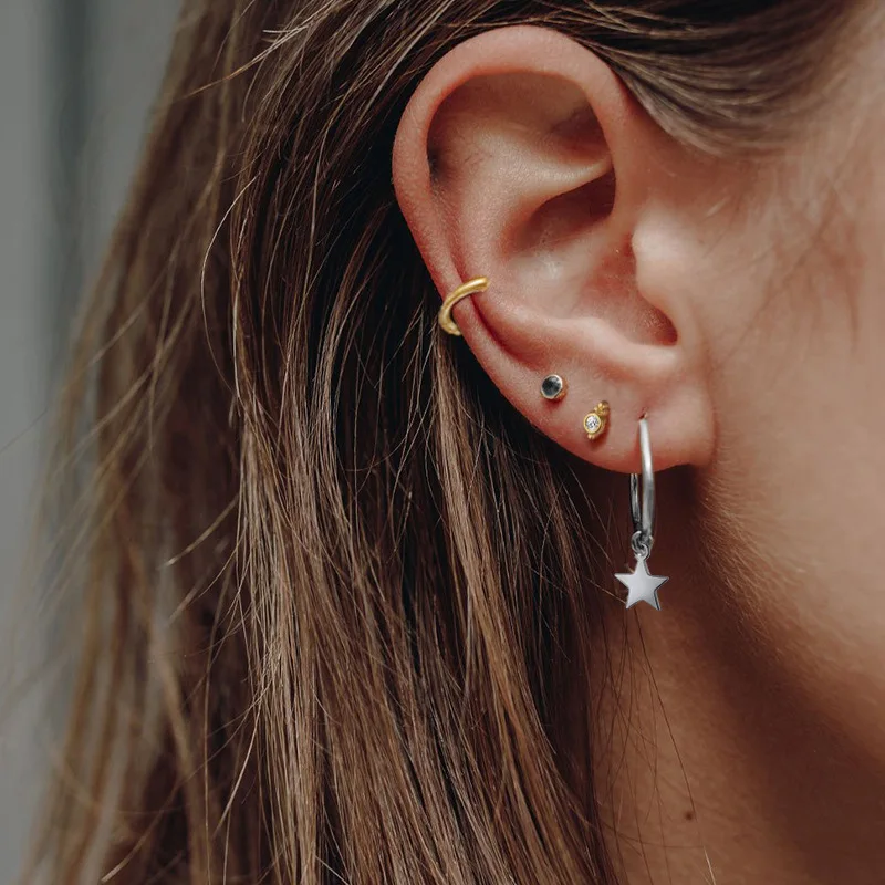 Геометрические циркониевые инкрустированные серьги-гвоздики золотого цвета 925