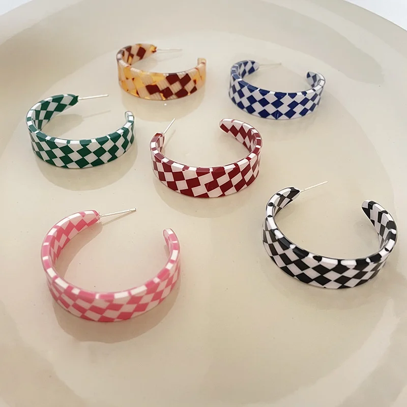 

Korean version of the new fashion creative checkerboard earrings small fresh acrylic C-shaped earrings female jewelry wholesale