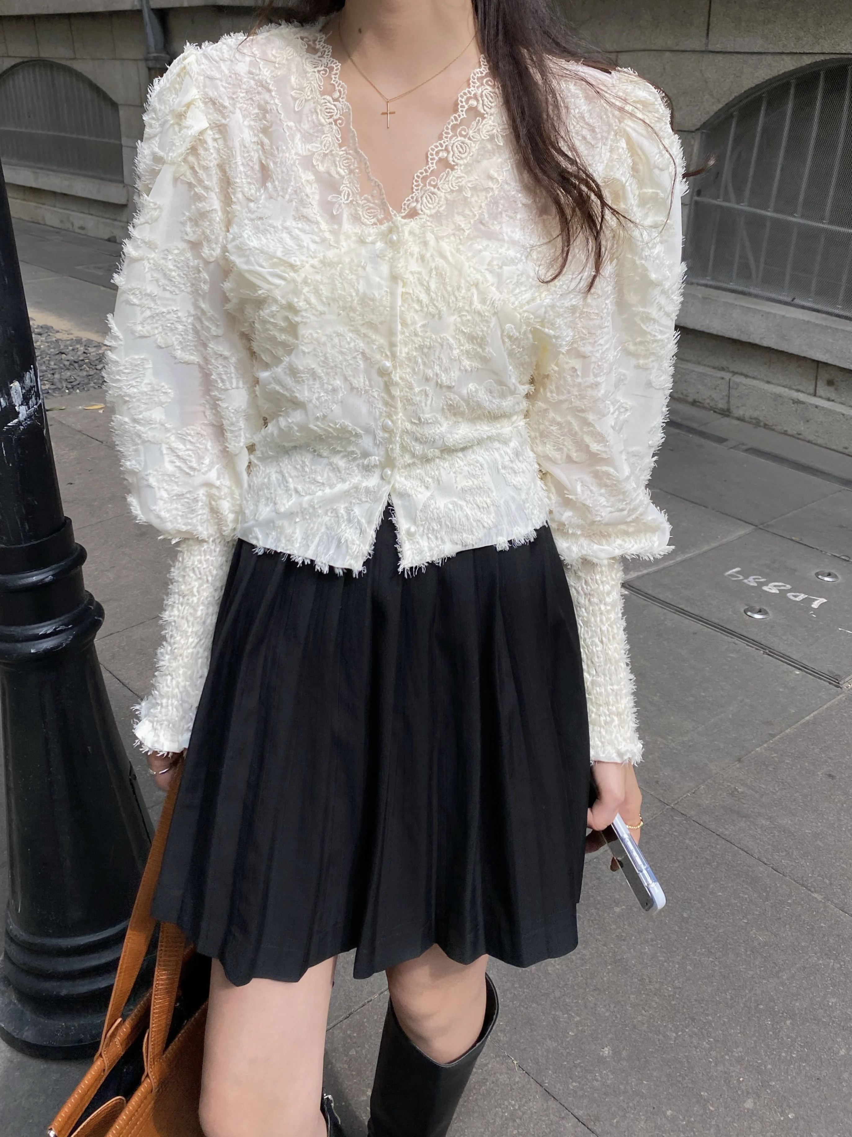 

Korean Ins Design Sense Non-mainstream Lace Edge V-neck Cute Youth-Looking Shirt Short Puff Sleeve Feather Tassel Top