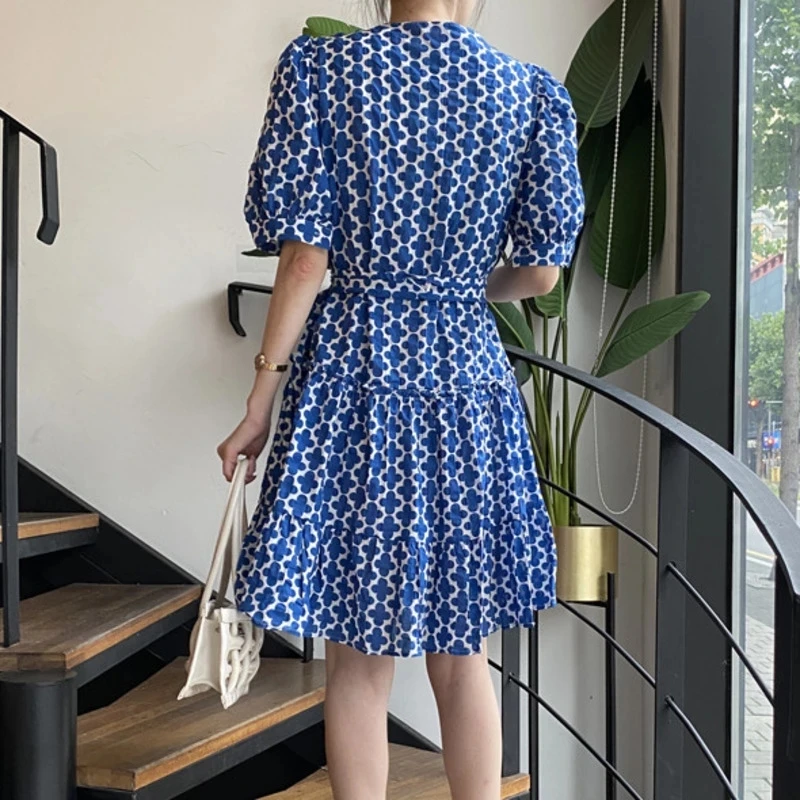 Женское платье до колен с круглым вырезом и оборками пышными рукавами