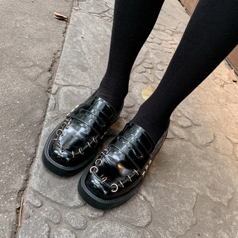 Лоферы с металлическим декором женская обувь без застежки Цвет Черный блестящая