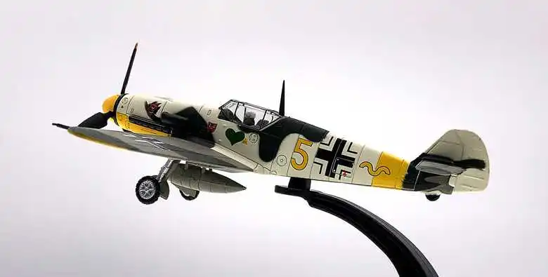 Немецкий ace bf-109 модель самолета-истребителя 1:72 |