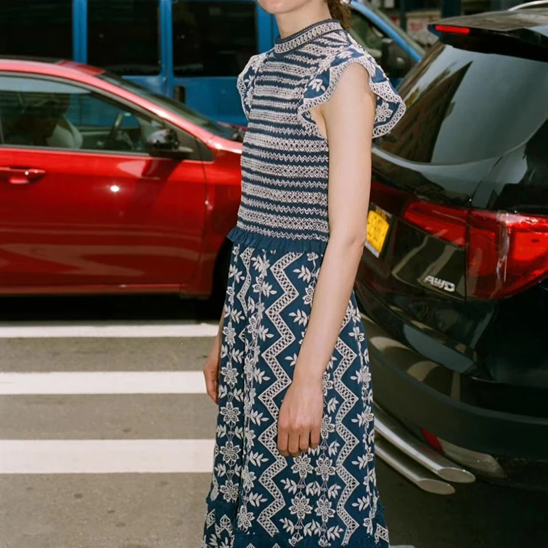 Женское кружевное платье TWOTWINSTYLE белое Повседневное составного кроя без рукавов