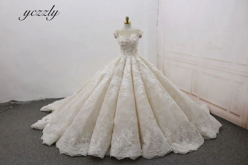 Рисунок 2 - Роскошное бальное платье с рукавами-крылышками