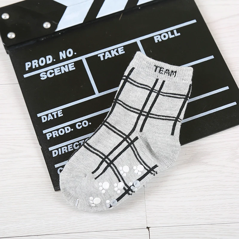 Полосатые черно-белые хлопковые нескользящие носки в клетку на резиновой