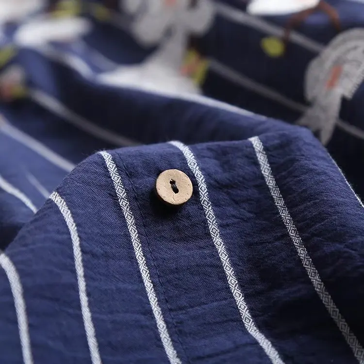 Женское платье рубашка в полоску с вышивкой и круглым вырезом на