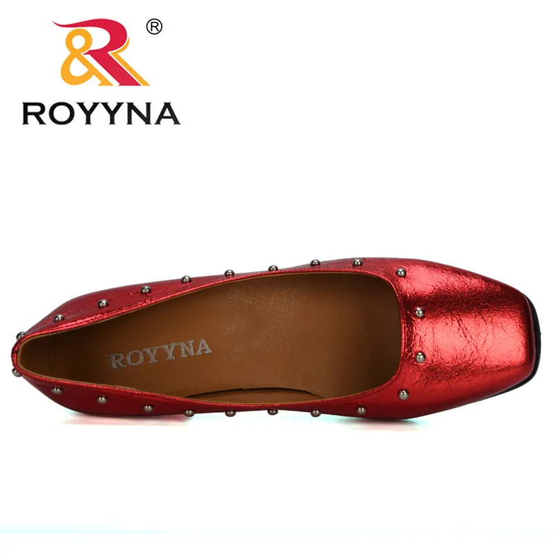 Новинка 2020 дизайнерские блестящие туфли лодочки ROYYNA на квадратном массивном