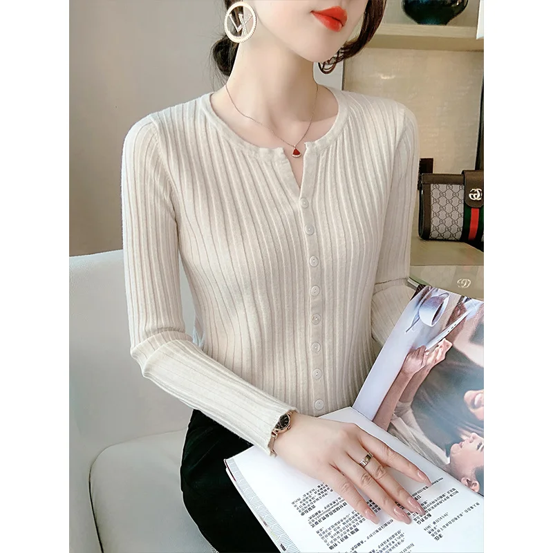 

Женский вязаный кардиган с юбкой средней длины, на осень и зиму